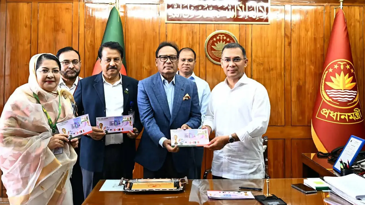 বিশ্বকাপ ফুটবল উপলক্ষ্যে ১০ টাকা মূল্যমানের স্মারক ডাকটিকিট উন্মোচন
