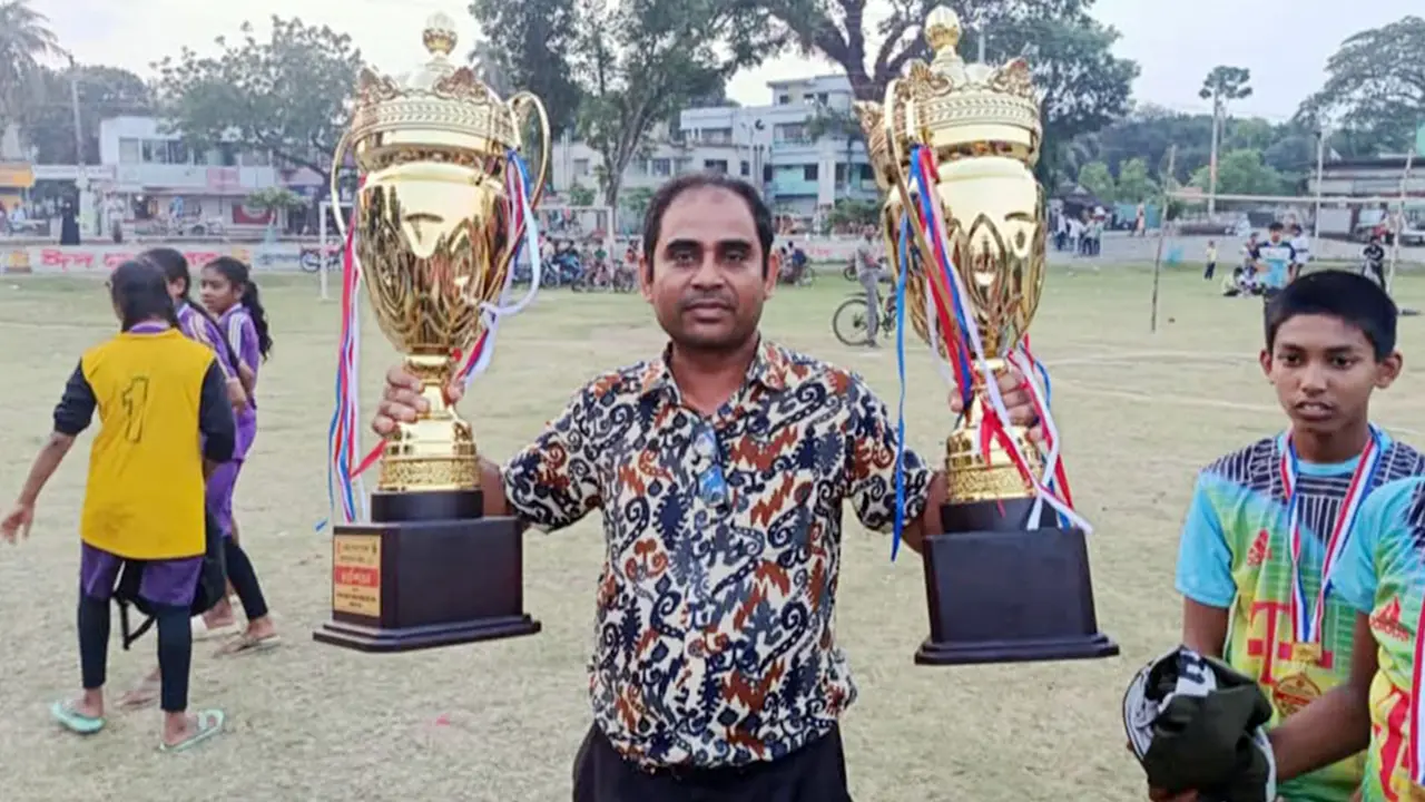 শ্রেণিকক্ষ থেকে ফুটবল মাঠ, এক শিক্ষকের হাত ধরে বদলে গেল বিদ্যালয়