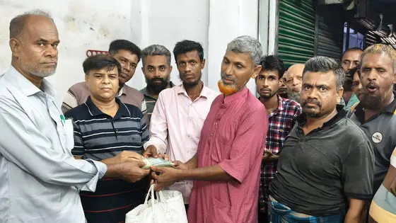 শিক্ষকের সততায় লাখ টাকা ফিরে পেলেন গরুর ব্যবসায়ী