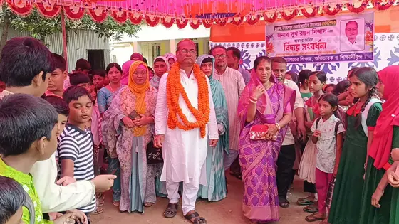 ৩৯ বছরের শিক্ষকতা শেষে ফুলে সাজানো গাড়িতে বিদায় প্রধান শিক্ষকের