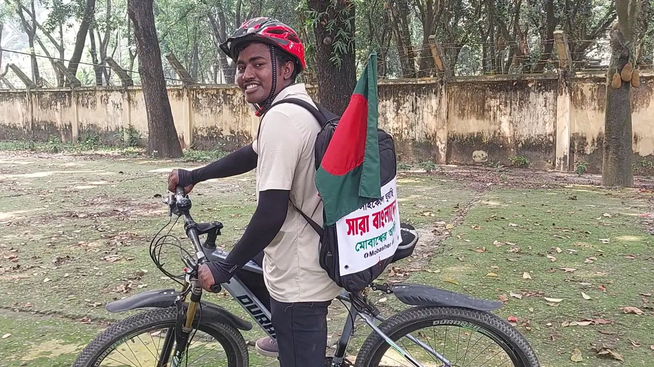 দেশ দেখার নেশায় ঘর ছেড়েছেন মোবাশ্বের, সঙ্গী দুই চাকার বাহন