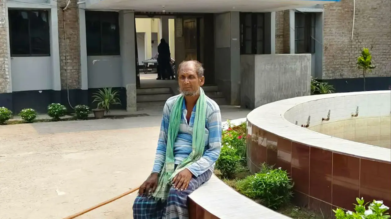 নামাজ শেষে দেখেন ভ্যান উধাও, স্ত্রী-মাকে নিয়ে বিপাকে প্রতিবন্ধী মোশারফ