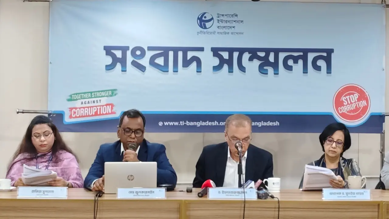 দুদক মানবাধিকার ও তথ্য কমিশনের ক্ষেত্রে সরকার আত্মঘাতী অবস্থান নিয়েছে