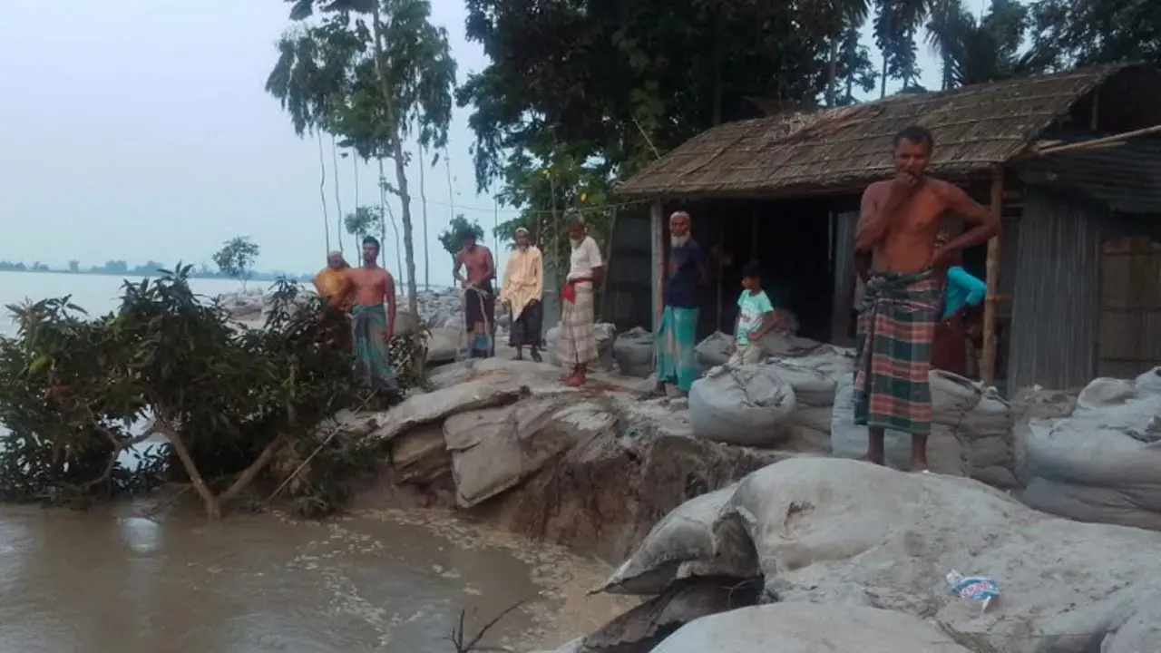 তিস্তায় ২৫ বাড়ি নদী গর্ভে বিলীন, স্রোতে ভেঙে যাচ্ছে জিও ব্যাগ