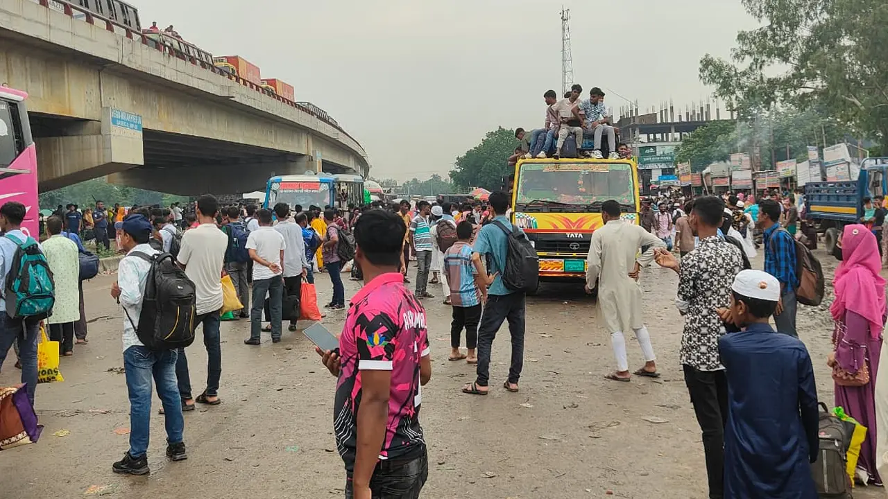 সিরাজগঞ্জ মহাসড়কে ফিরতি যাত্রায় দুর্ভোগ, বাড়তি ভাড়াতেও মিলছে না সিট