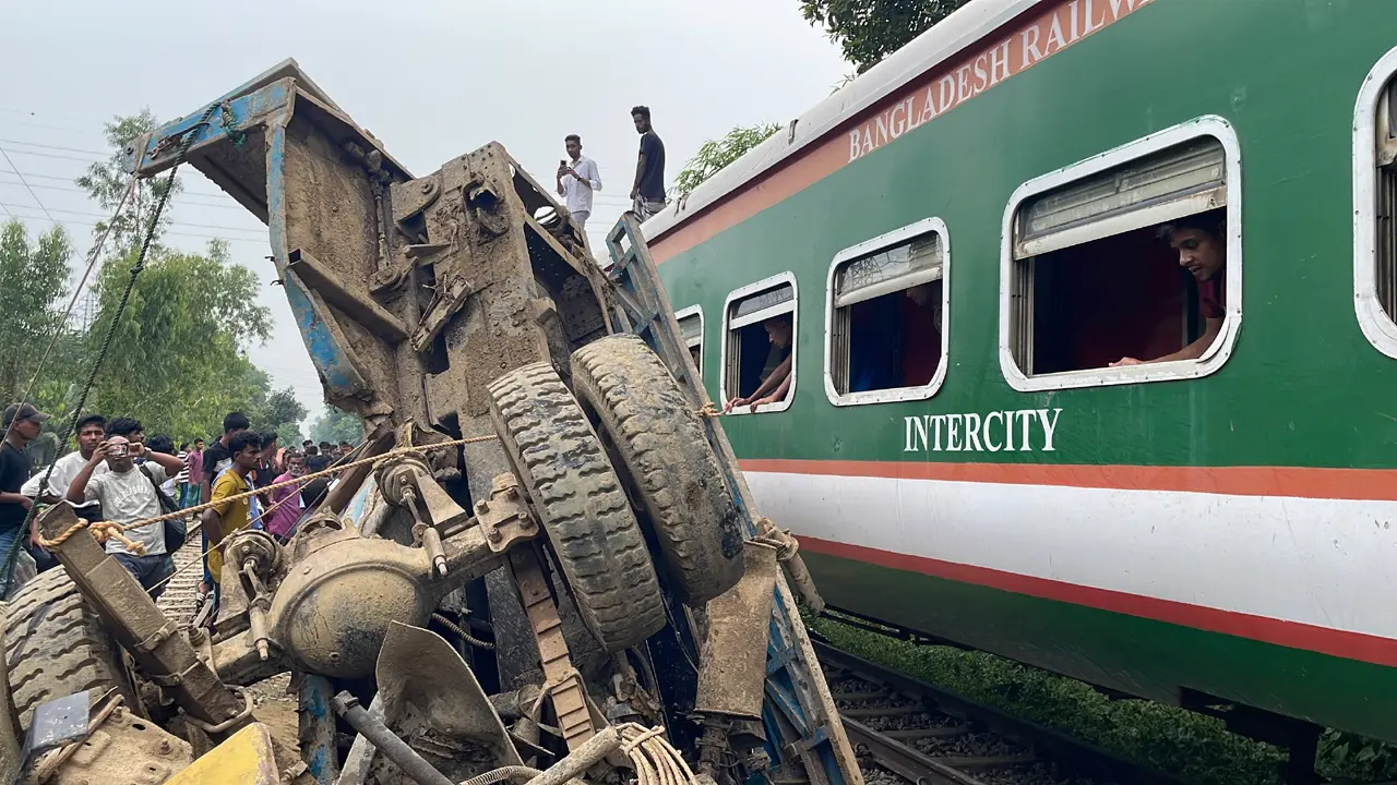 দেড় ঘণ্টা পর চট্টগ্রামের সঙ্গে সারা দেশের রেল যোগাযোগ স্বাভাবিক