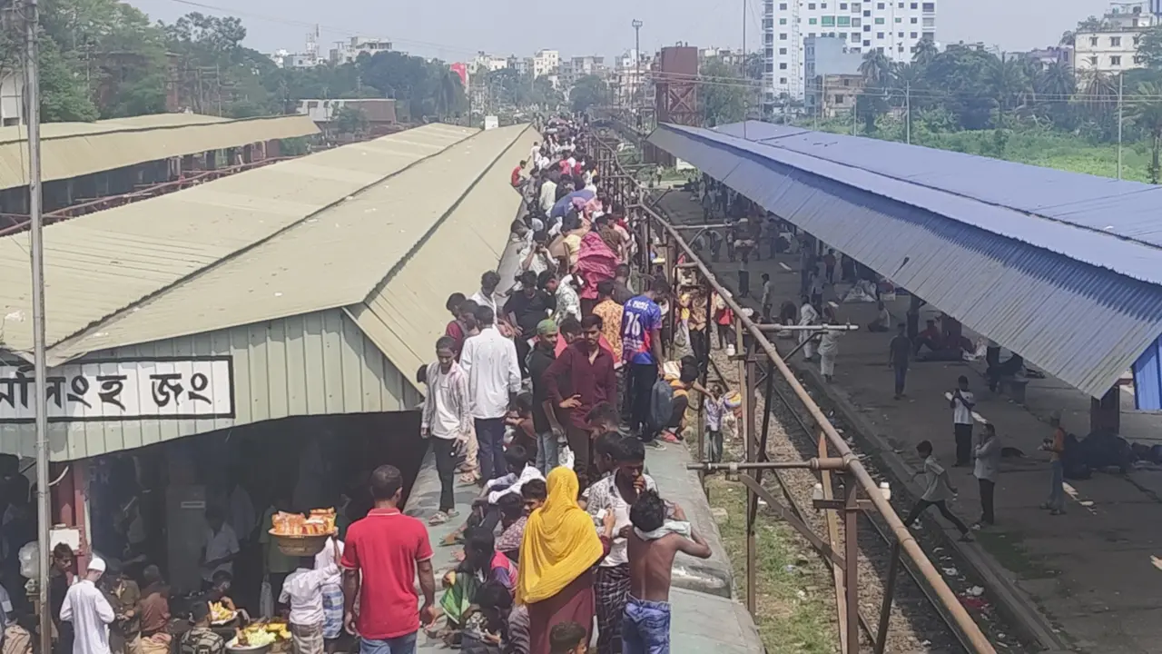 ঈদ শেষে ঢাকামুখী মানুষের ঢল, ময়মনসিংহে বাস-ট্রেনে বেড়েছে যাত্রীর চাপ