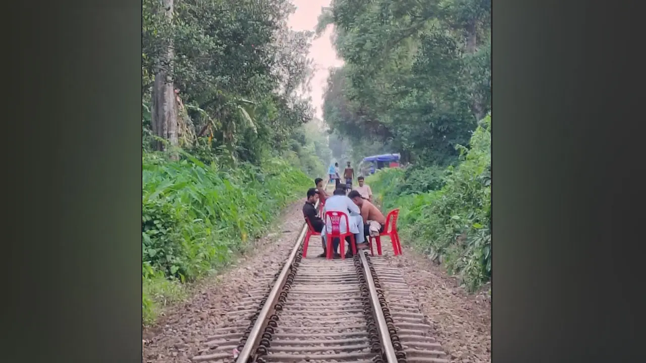 রেললাইনে আড্ডা-সেলফি, ব্রাহ্মণবাড়িয়ায় বছরে ট্রেনে কাটা পড়ে নিহত ৪৪