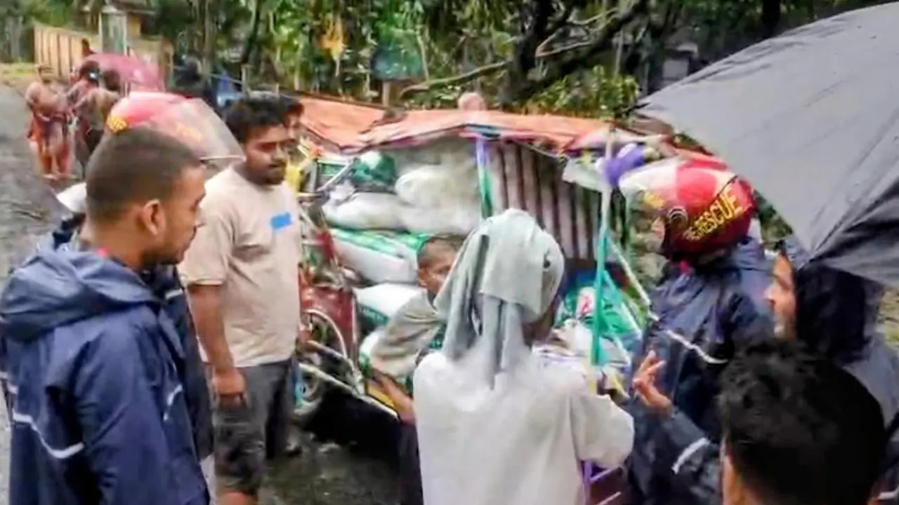মুন্সীগঞ্জে কালবৈশাখি ঝড়ে গাছ উপড়ে পড়লো অটোরিকশার ওপর