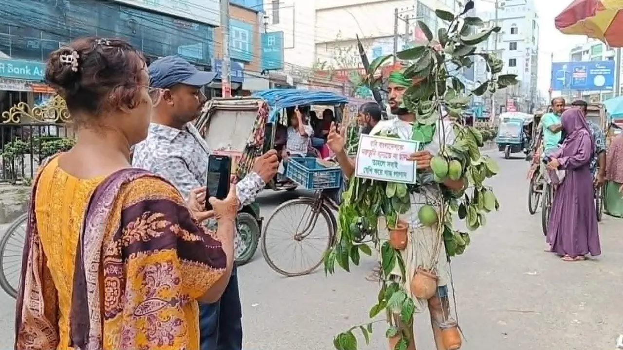 তপ্ত রোদে সড়কে হেঁটে বেড়াচ্ছে ‘জীবন্ত গাছ’
