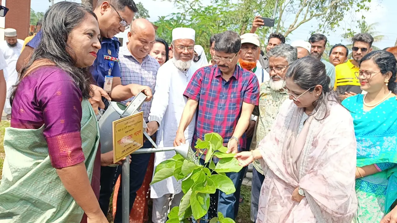 ২৫ কোটি বৃক্ষরোপণ কর্মসূচি : শেরপুরে প্রথম দিনেই ৮ হাজার চারা রোপণ