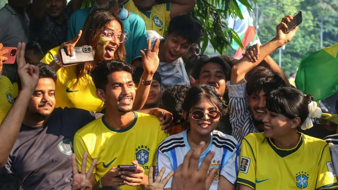 নেচে-গেয়ে হাইতির বিপক্ষে জয় উদযাপন ব্রাজিল সমর্থকদের