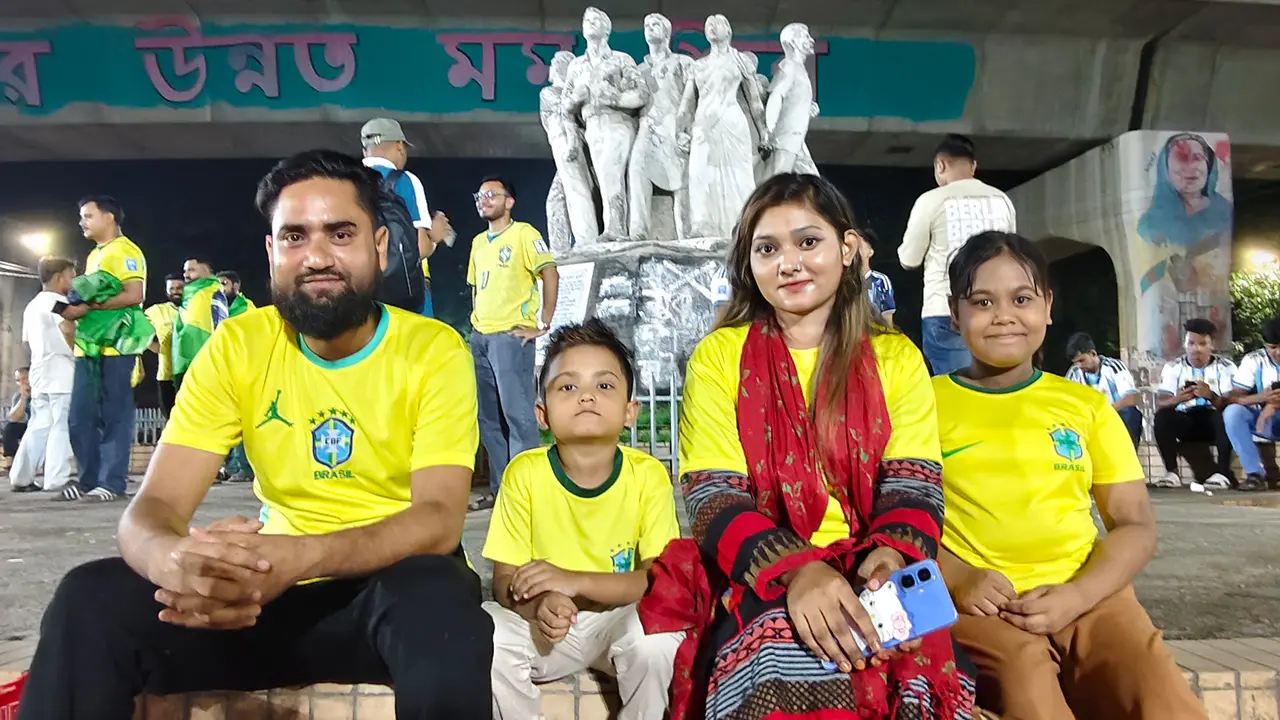 খেলা শুরুর আগে ব্রাজিলের জার্সি গায়ে টিএসসিতে তুষার দম্পতি