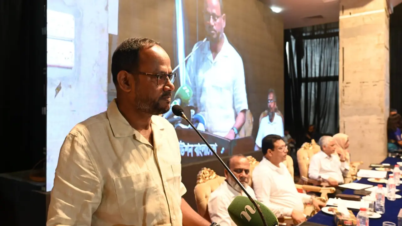 দুধ উৎপাদন বাড়িয়ে আমদানি নির্ভরতা কমাতে হবে