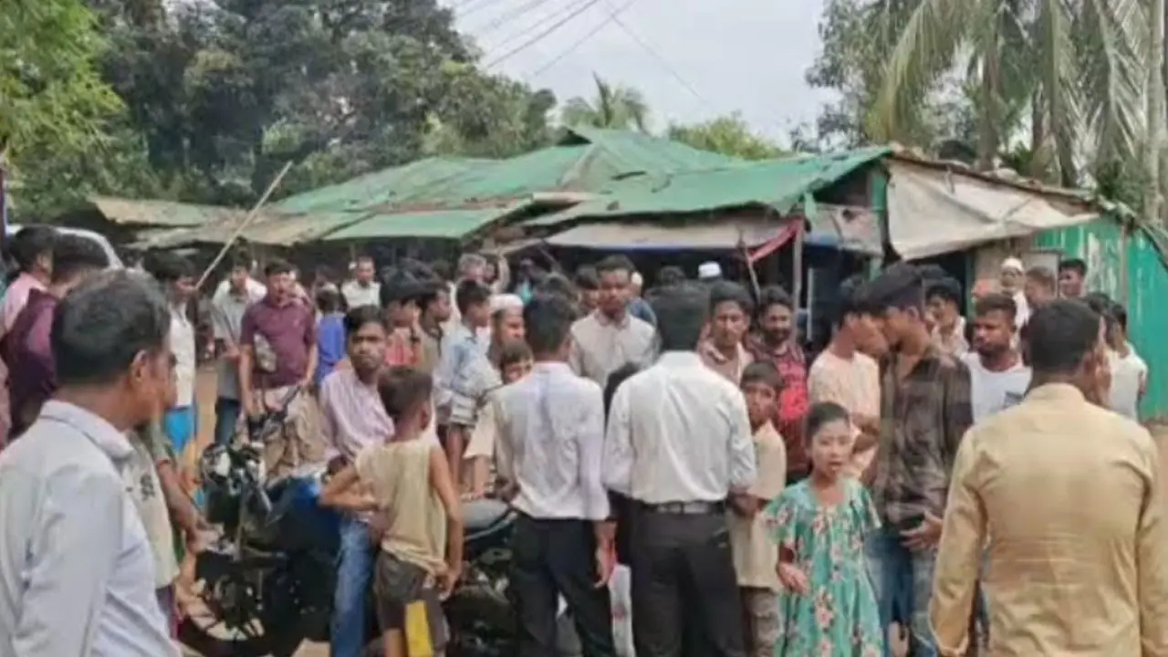 রোহিঙ্গা ক্যাম্পে বিদ্যুৎ বিচ্ছিন্ন, স্থানীয়দের বিক্ষোভ
