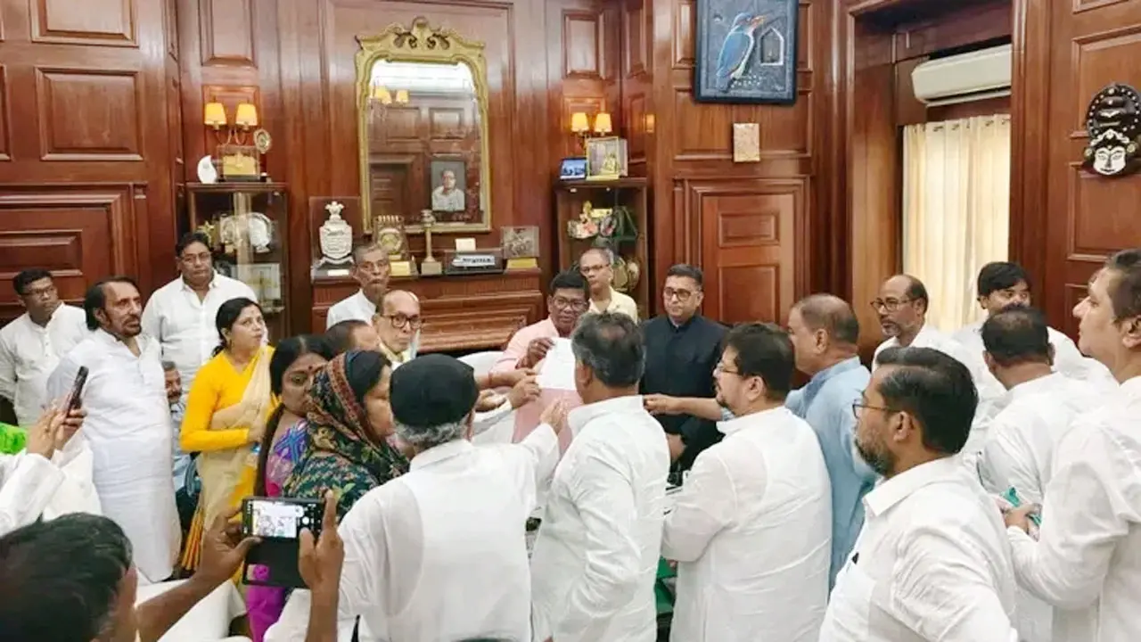 তৃণমূলের ৫৮ জন বিধায়ক 'বিদ্রোহী', বহিষ্কৃত ঋতব্রত হলেন বিরোধী দলনেতা