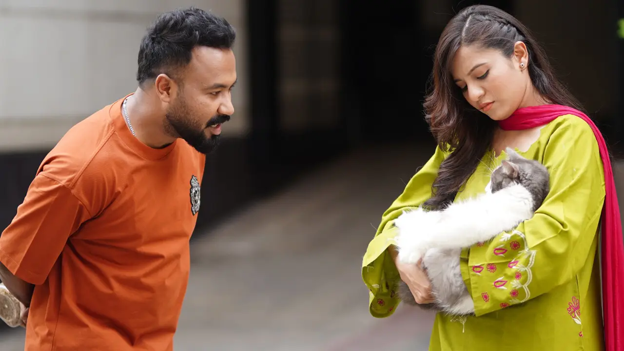 পলাশের সঙ্গে নজর কাড়লেন, কে এই তরুণী?