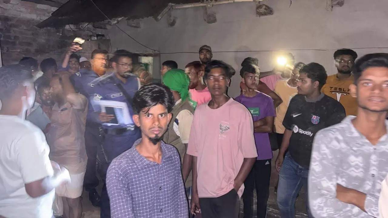 ছেলের বাঁশের খুঁটির আঘাতে বাবার মৃত্যু, মা-মেয়ে হাসপাতালে