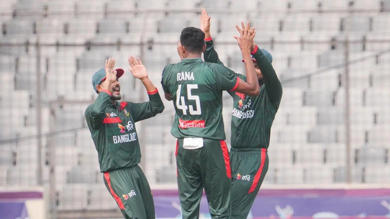 নাহিদের ফাইফারে ব্যাটিং বিপর্যয়ে পাকিস্তান