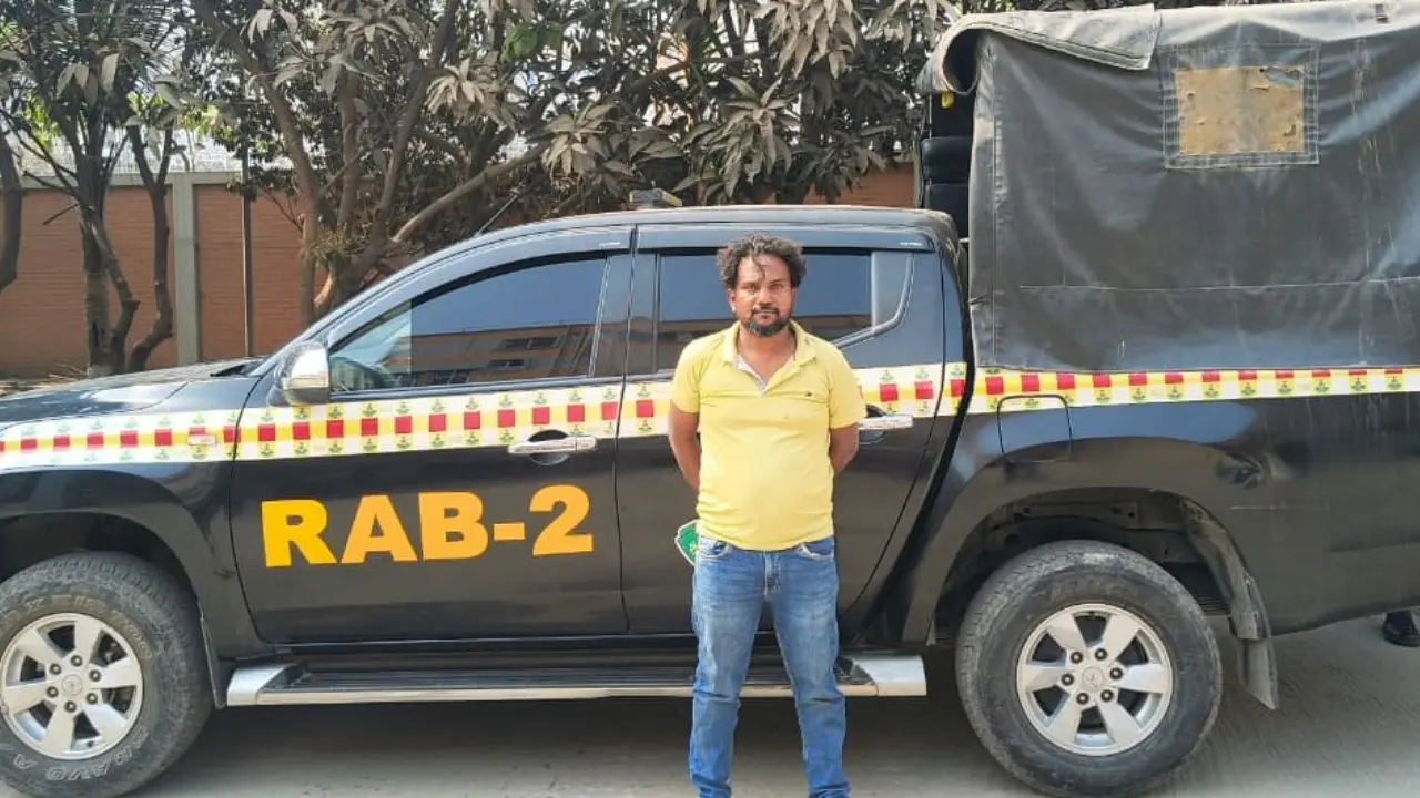 মোহাম্মদপুরে সন্ত্রাসী ‘গ্যারেজ সোহেল’ অস্ত্রসহ গ্রেপ্তার