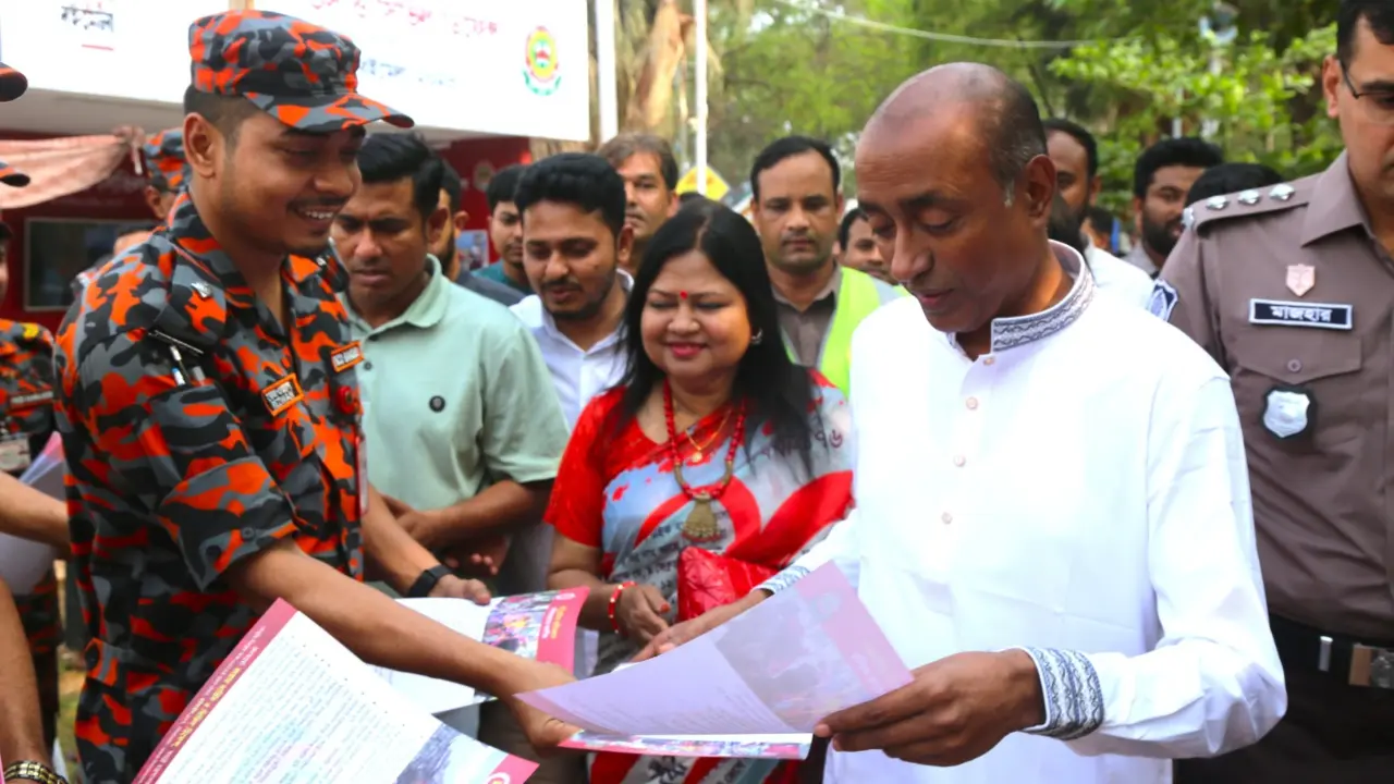 সচেতনতা বাড়াতে বইমেলায় ফায়ার সার্ভিসের লিফলেট বিতরণ