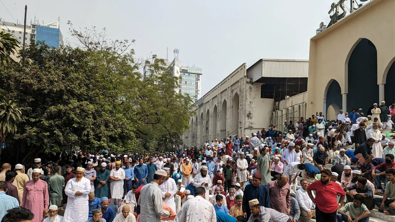 রোজার চতুর্থ জুমায় বায়তুল মোকাররমে মুসল্লিদের ঢল