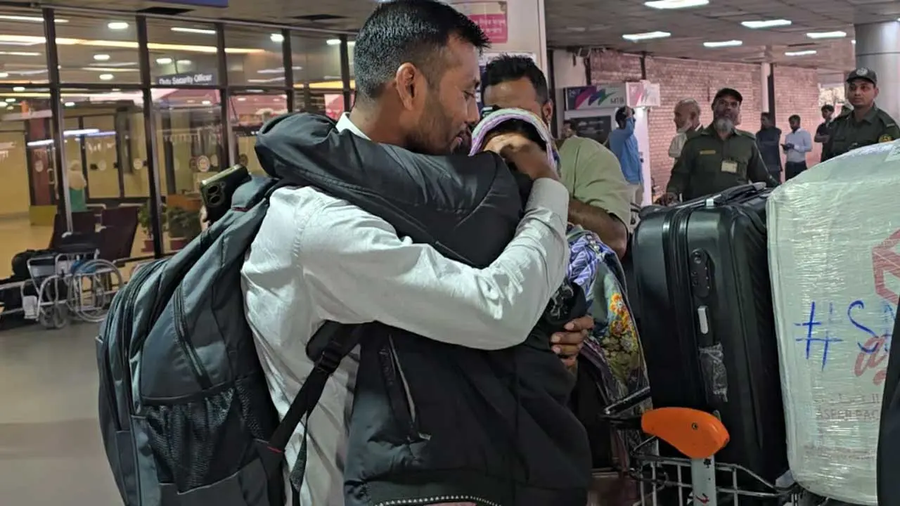 দুবাই থেকে বাংলাদেশিদের ফিরিয়ে আনলো ইউএস-বাংলার বিশেষ ফ্লাইট
