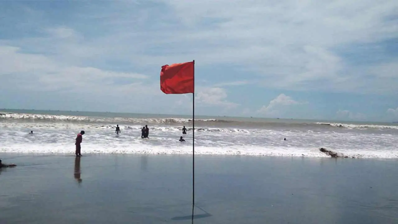 ঢাকাসহ দেশের ২০ অঞ্চলে ঝড়ের আভাস, নদীবন্দরে সতর্ক সংকেত