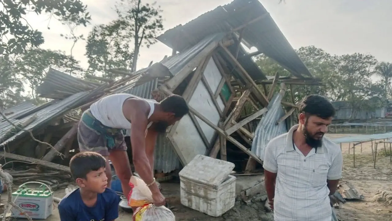 ভোলায় আকস্মিক ঝড়ে অর্ধশতাধিক ঘরবাড়ি ক্ষতিগ্রস্ত
