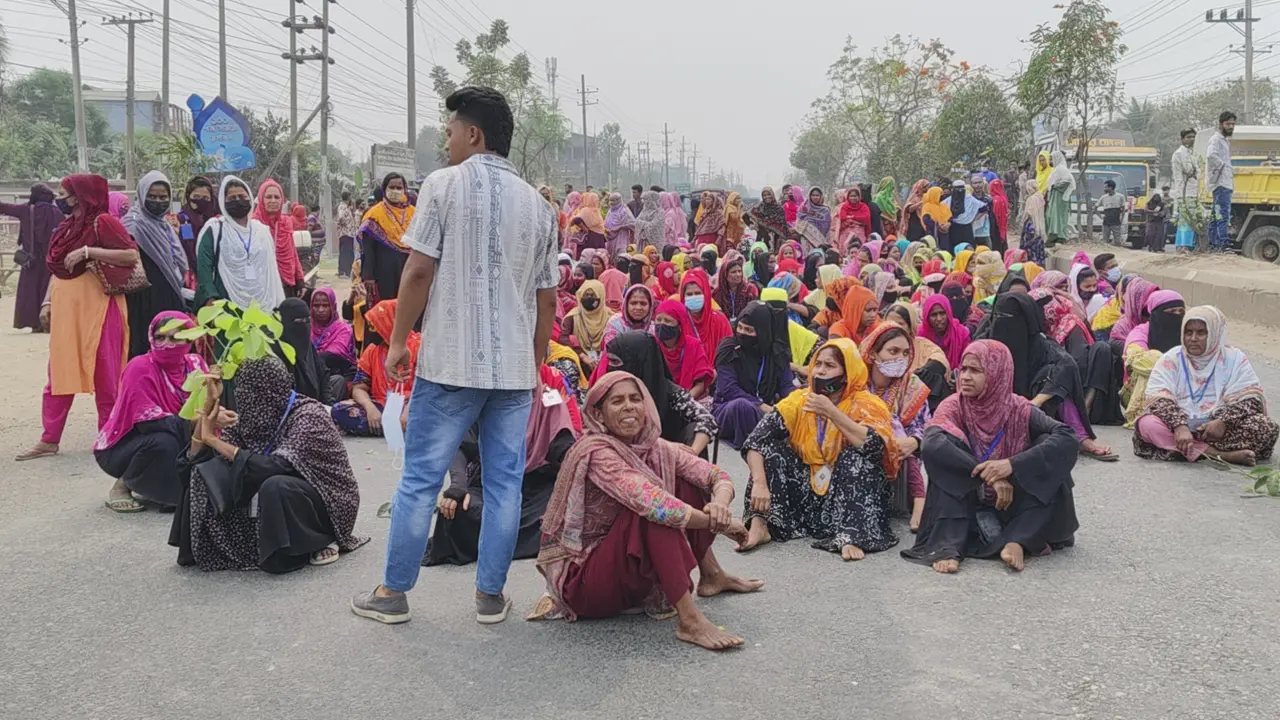 বকেয়া বেতন-বোনাসের দাবিতে ঢাকা-ময়মনসিংহ মহাসড়ক অবরোধ