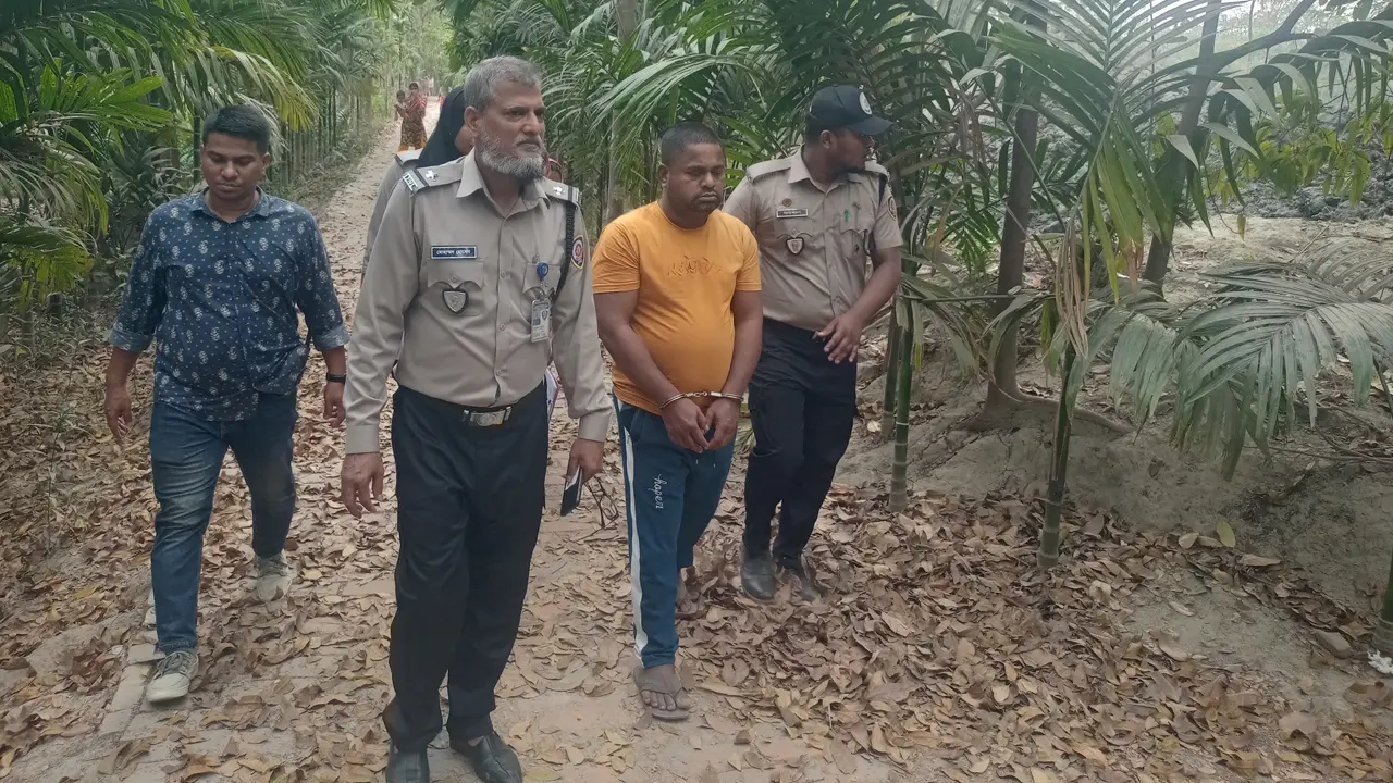 ঘরের দোতলায় বসে রশি টানিয়ে ইয়াবা বিক্রি করতেন বিএনপি নেতা