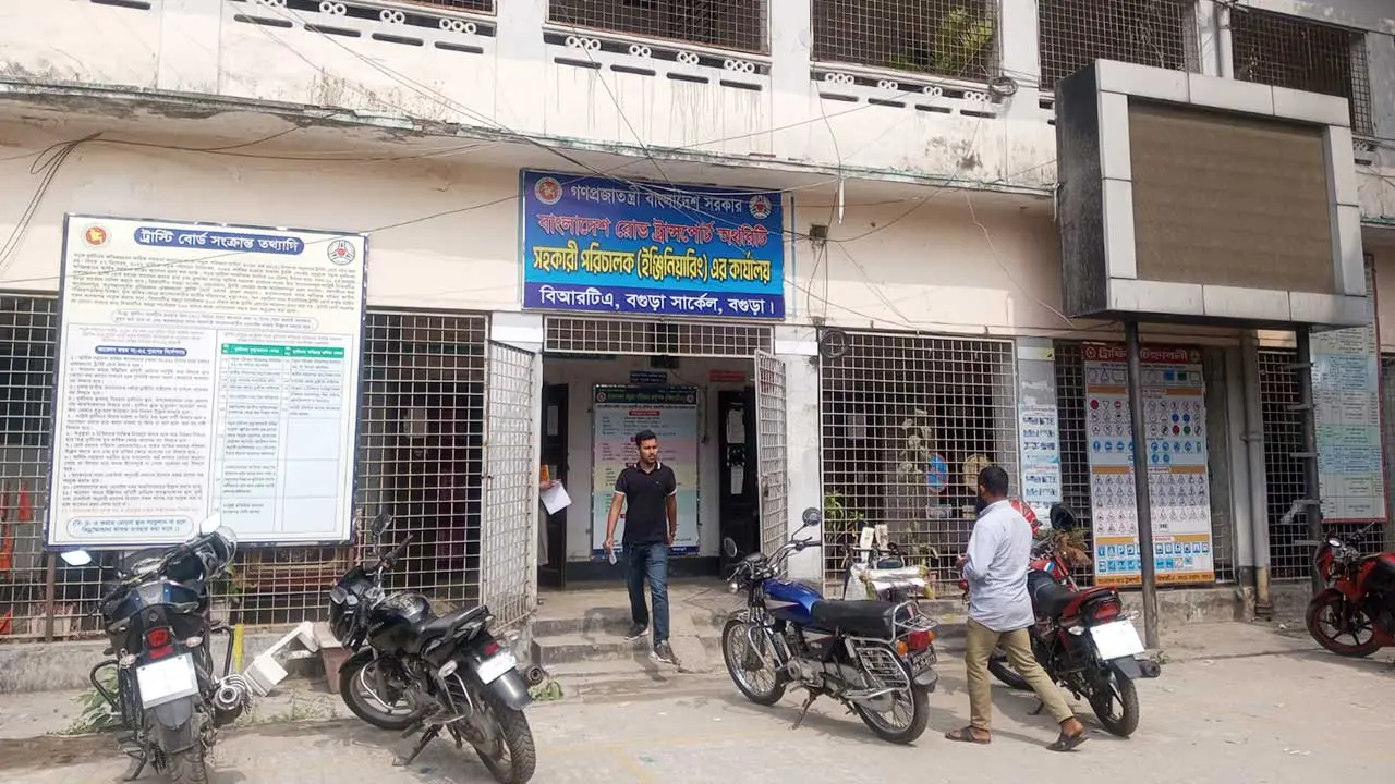 বৈধ কাগজপত্র ছাড়া জ্বালানি না পাওয়ায় ভিড় বেড়েছে বিআরটিএ অফিসে