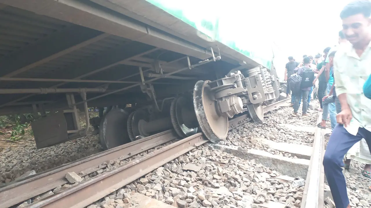 রেললাইন লন্ডভন্ড, উদ্ধার কাজ শুরু