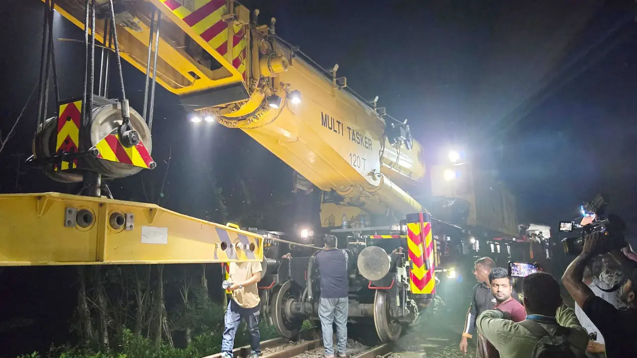 ঈশ্বরদী থেকে এলো উদ্ধারকারী ট্রেন, সৈয়দপুর থেকে আসছে আরেকটি