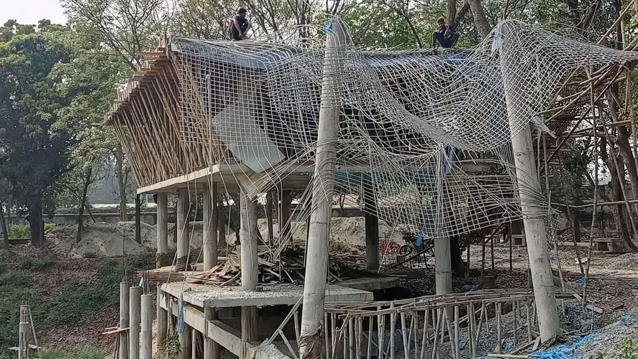 বগুড়া পৌর পার্কে দিনে ঢালাই, রাতেই ধসে পড়ল ব্যায়ামাগারের ছাদ