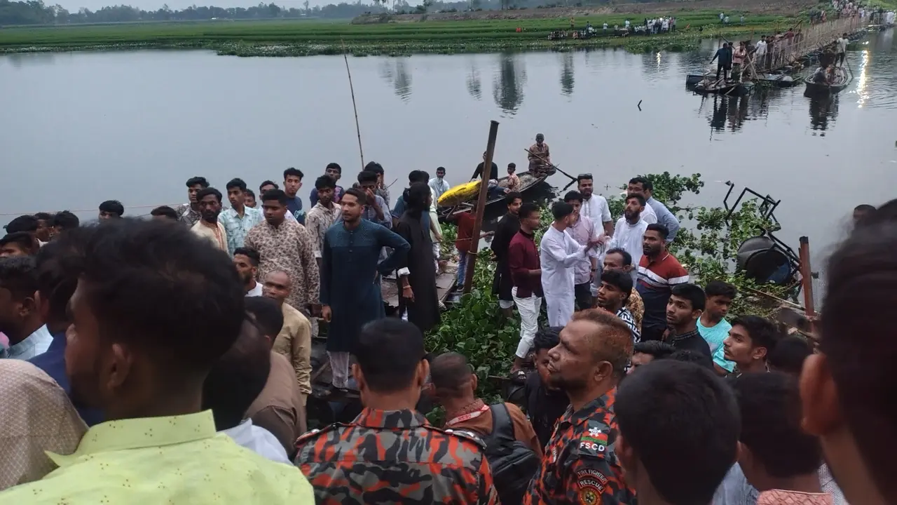 ব্রিজ ভেঙে নদীতে পড়ল শতাধিক মানুষ, দুই সহোদরসহ ৪ শিশু নিহত