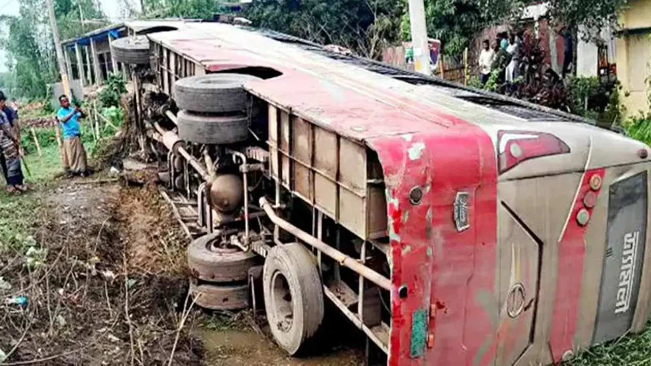 ঢাকা-সিলেট মহাসড়কে নিয়ন্ত্রণ হারিয়ে যাত্রীবাহী বাস খাদে