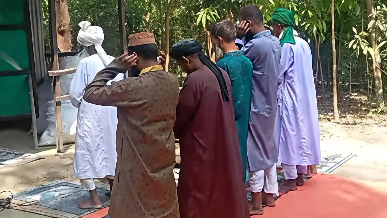 চাঁদপুরে ৬ মুসল্লিকে নিয়ে ঈদের নামাজ আদায়