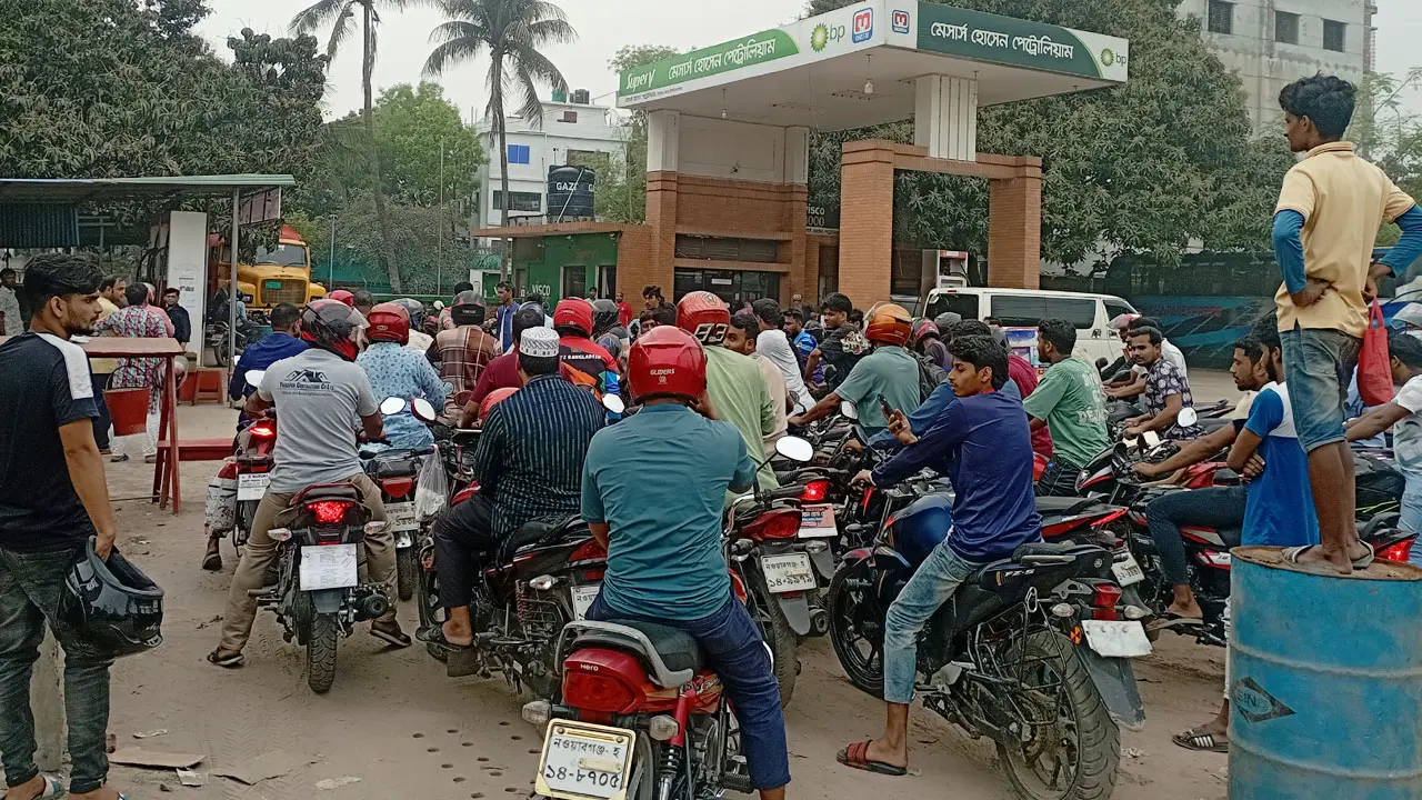 চাঁপাইনবাবগঞ্জে জ্বালানি তেলের সংকট, পাম্পে গ্রাহকদের ভিড়