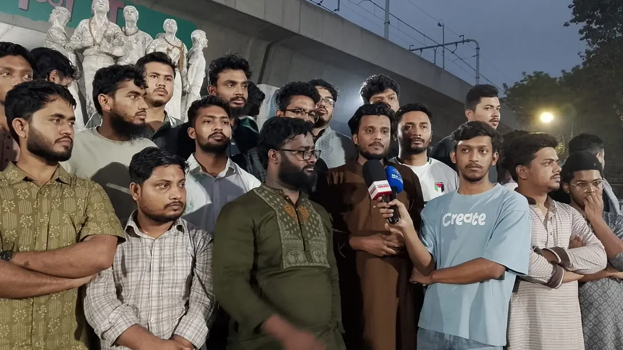 ছাত্রশক্তি নেতার বাড়িতে অগ্নিকাণ্ডের প্রতিবাদে ঢাবিতে বিক্ষোভ