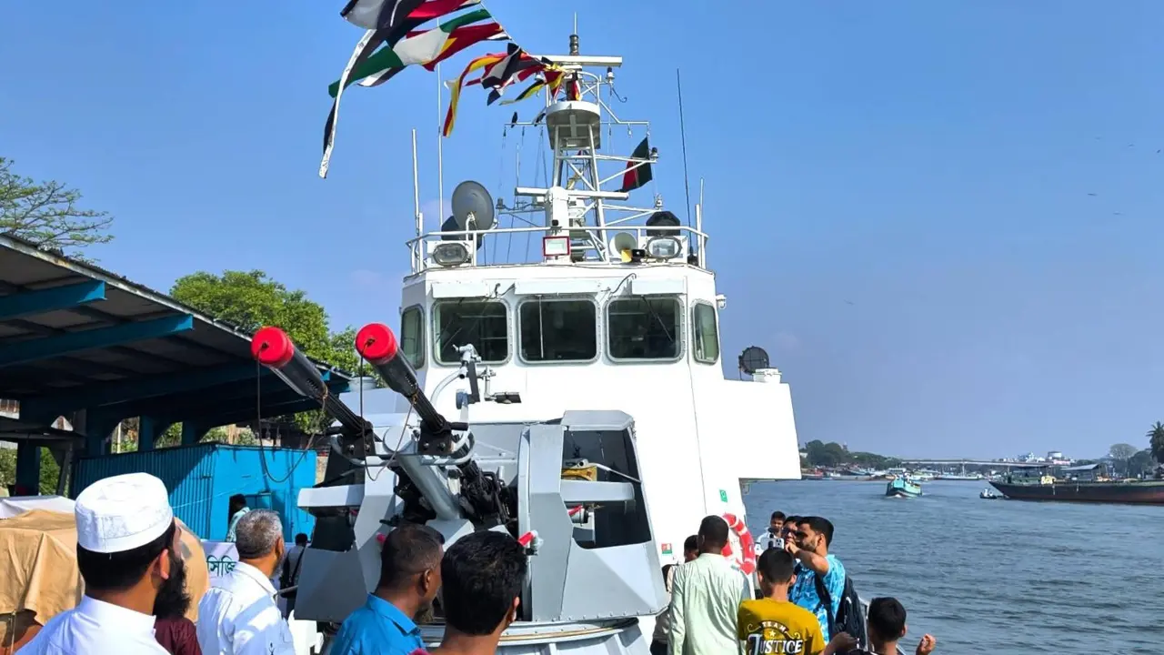 স্বাধীনতা দিবসে কোস্ট গার্ডের ৬ জাহাজ উন্মুক্ত, দর্শনার্থীদের ভিড়