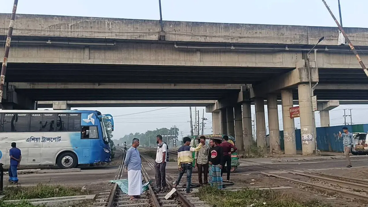 রেলক্রসিংয়ের দুই গেটম্যান বরখাস্ত