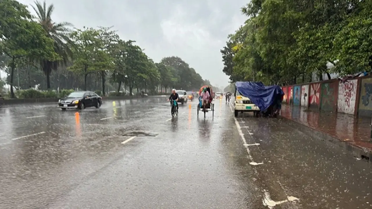 সারাদেশে বজ্রসহ বৃষ্টির আভাস, কমতে পারে তাপমাত্রা