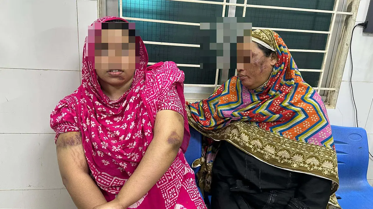 ঘুষের টাকা ফেরত চাওয়ায় কারাদণ্ড, মুক্তি পেলেন সেই মা-মেয়ে
