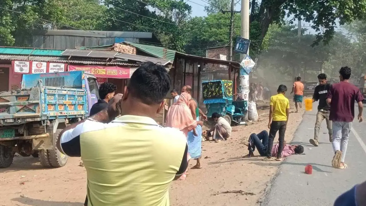সাতকানিয়ায় প্রাইভেটকারের ধাক্কায় নিহত ২, আহত ৬