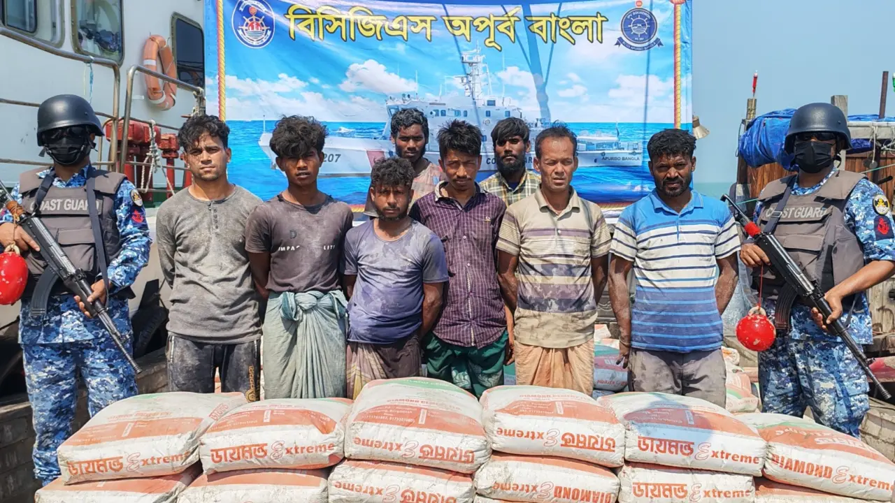 মিয়ানমারে সিমেন্ট পাচারের চেষ্টা, কুতুবদিয়ায় ৮ পাচারকারী আটক