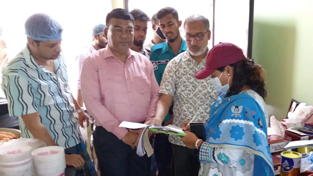 চট্টগ্রামে অস্বাস্থ্যকর পরিবেশে ইফতার সামগ্রী তৈরি, জরিমানা