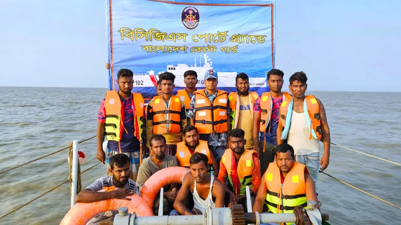 বঙ্গোপসাগরে তলা ফেটে আটকে পড়া জাহাজ থেকে ১৩ ক্রু উদ্ধার