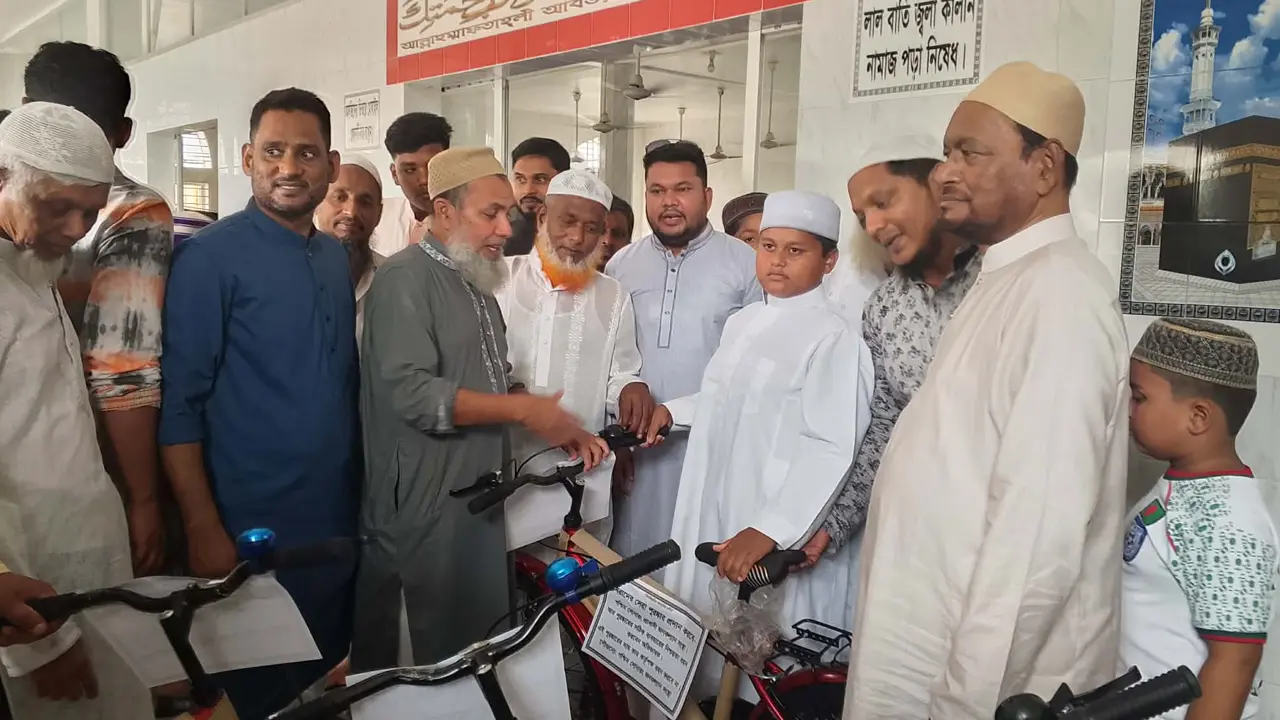 ৪০ দিন জামায়াতে পাঁচ ওয়াক্ত নামাজ পড়ে পুরস্কার পেল  ৩০০ কিশোর