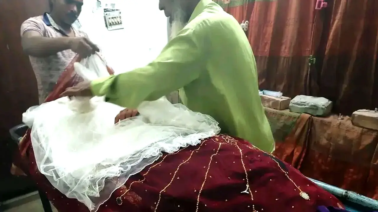যে ওড়নায় ঢাকার কথা নববধূর লাজুক হাসি, সেই ওড়নাতেই নিথর দেহ